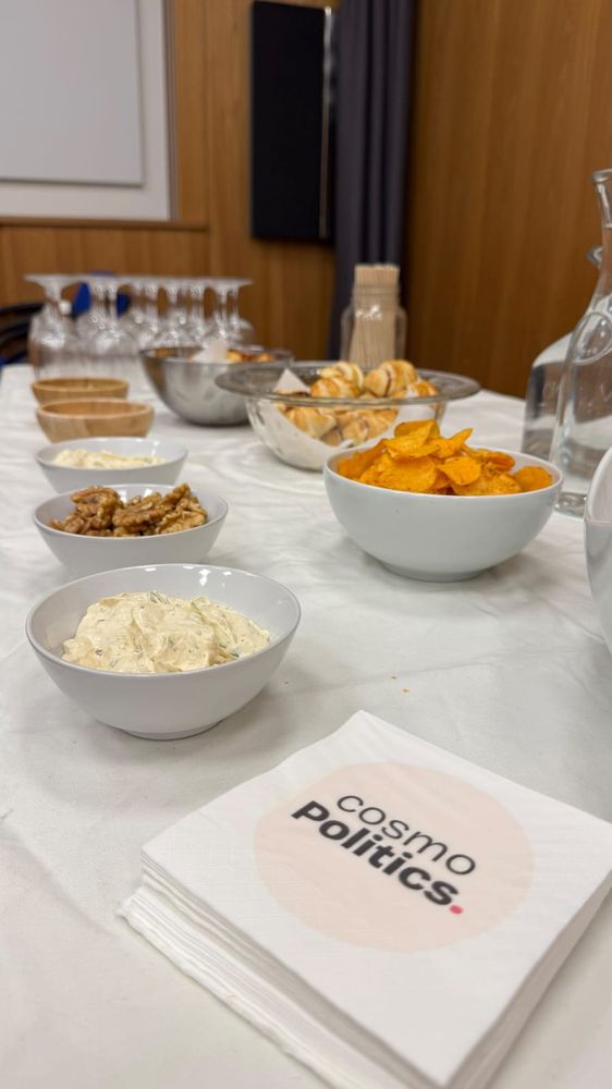Apéro mit Dips, Nüssen und Gebäck im cosmoPolitics-Design